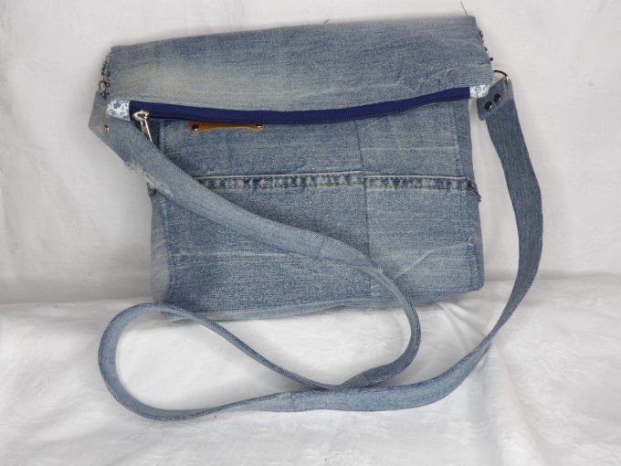Sac bandouilière Plié en jean bleu et Liberty