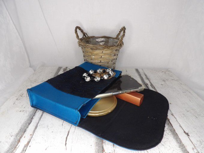 Pochette rectangulaire bleue et dentelle noire